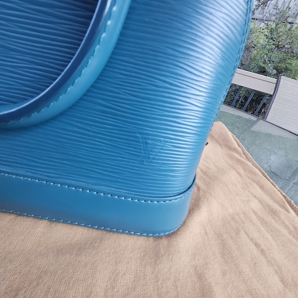 ✨ Authentic Louis Vuitton Alma BB in rare Cyan Épi leather. - Picture 6 of 16